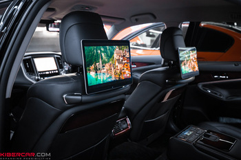 Toyota Crown: установка пассажирских мониторов