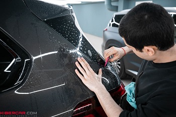 BMW X5: оклейка глянцевой защитной полиуретановой пленкой