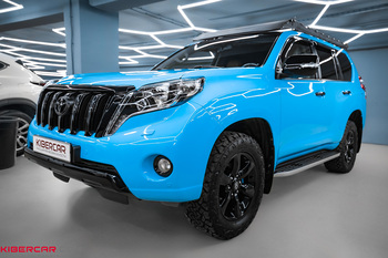 Яркий акцент на бездорожье: оклейка Toyota LC Prado в голубую полиуретановую пленку и антихром