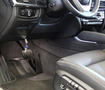 Установка блокиратора педали тормоза Skoda