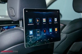 Audi Q8: мониторы для задних пассажиров