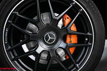 Преображение суппортов на Mercedes-Benz G-Класс: яркий оранжевый цвет и фирменный логотип AMG