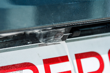 Geely Monjaro: установка омывателя для видеокамеры заднего вида