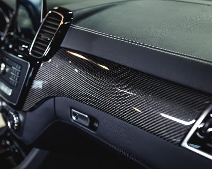 Ламинация деталей карбоном в Aston Martin