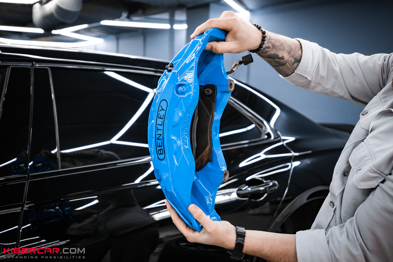 Покрашенный суппорт Bentley с колодкой, вид сбоку