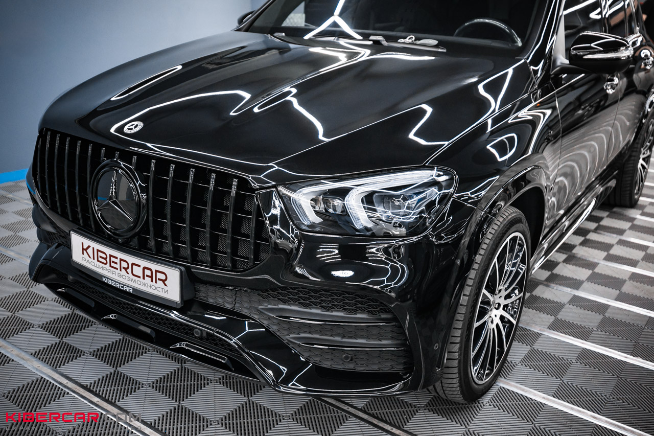 Передняя часть Mercedes-Benz GLE с черной решеткой AMG и спортивным бампером