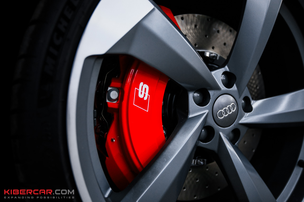 Ярко-красный суппорт Brembo с логотипом S сквозь спицы колеса Audi S4
