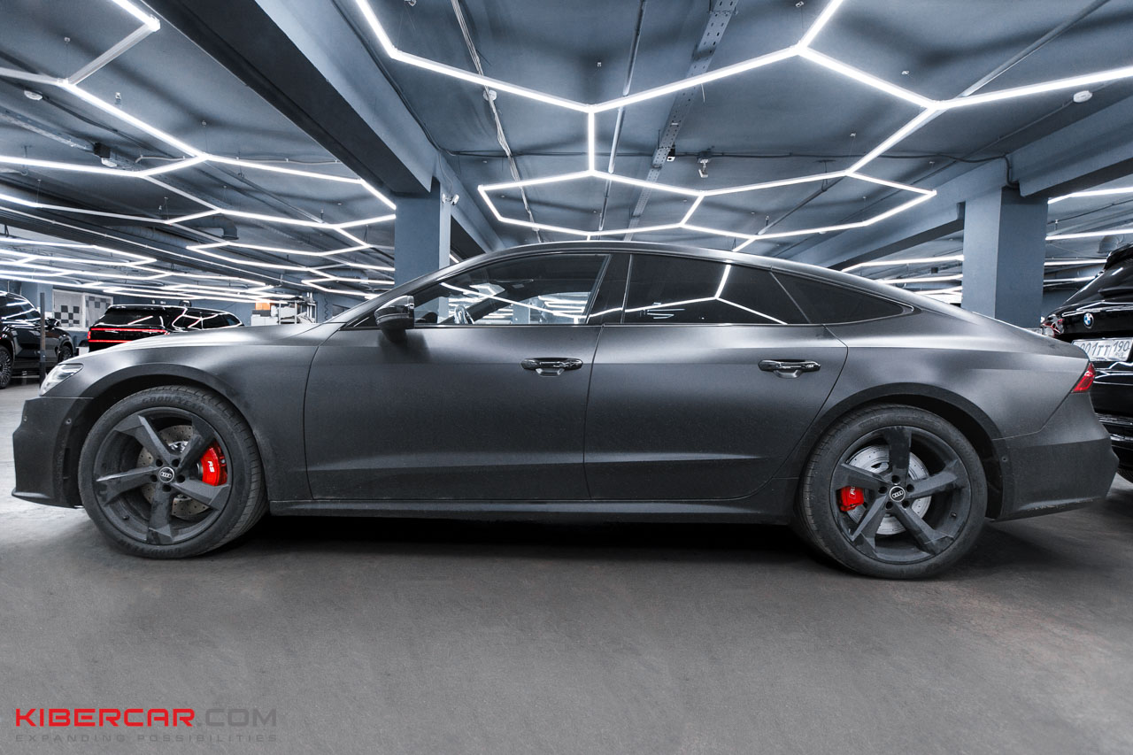 Audi A7 с новой тормозной системой RS и красными суппортами вид сбоку