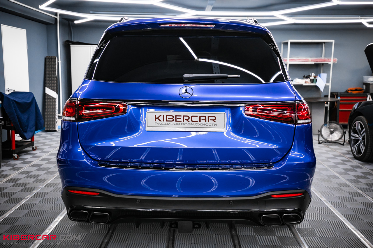 Mercedes-Benz GLS вид сзади после оклейки кузова и антихрома: черные элементы и синий кузов