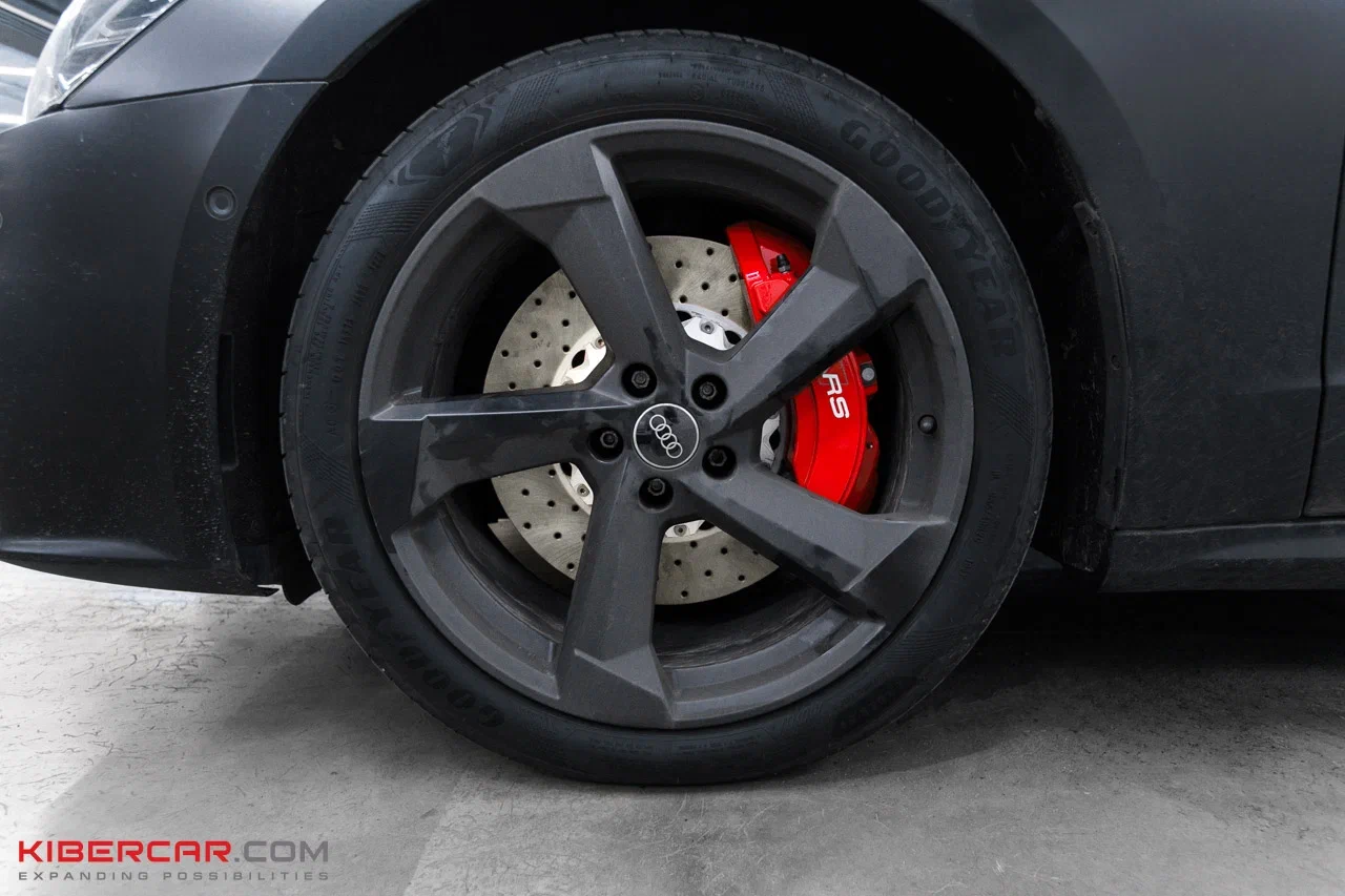 Переднее колесо Audi A7 с красным суппортом RS и перфорированным диском Stopflex