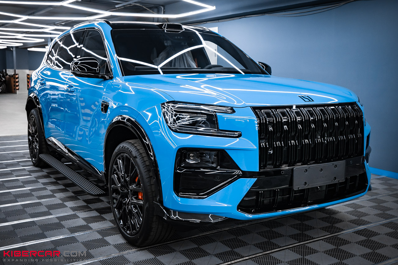 Zeekr 8X ярко-голубой SUV спереди-сбоку после оклейки прозрачной глянцевой полиуретановой пленкой КИБЕРКАР