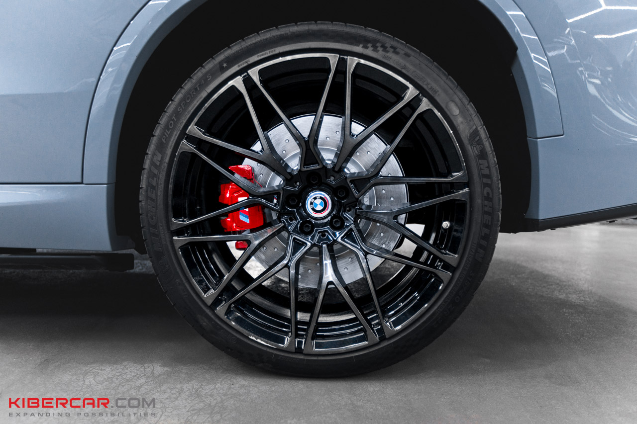 Заднее колесо BMW X5 с красным суппортом M-Performance и перфорированным диском