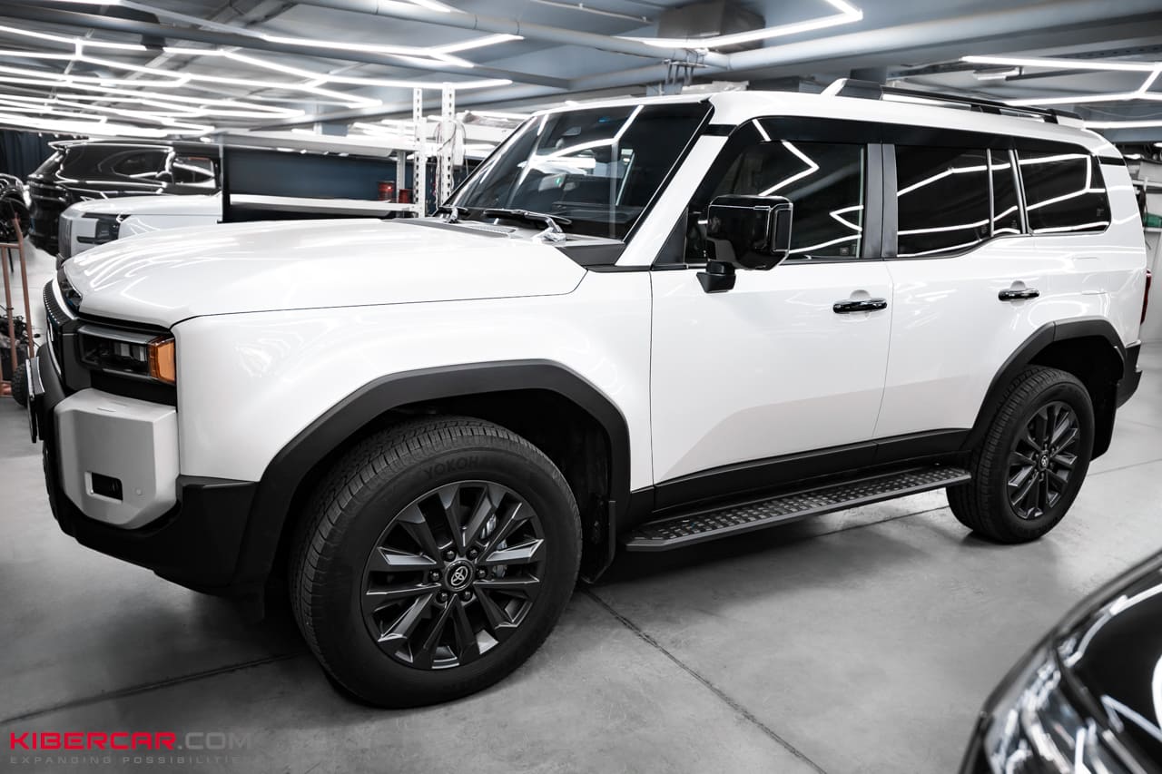 Установка подсветки и звездного неба в Toyota Land Cruiser Prado в КИБЕРКАР