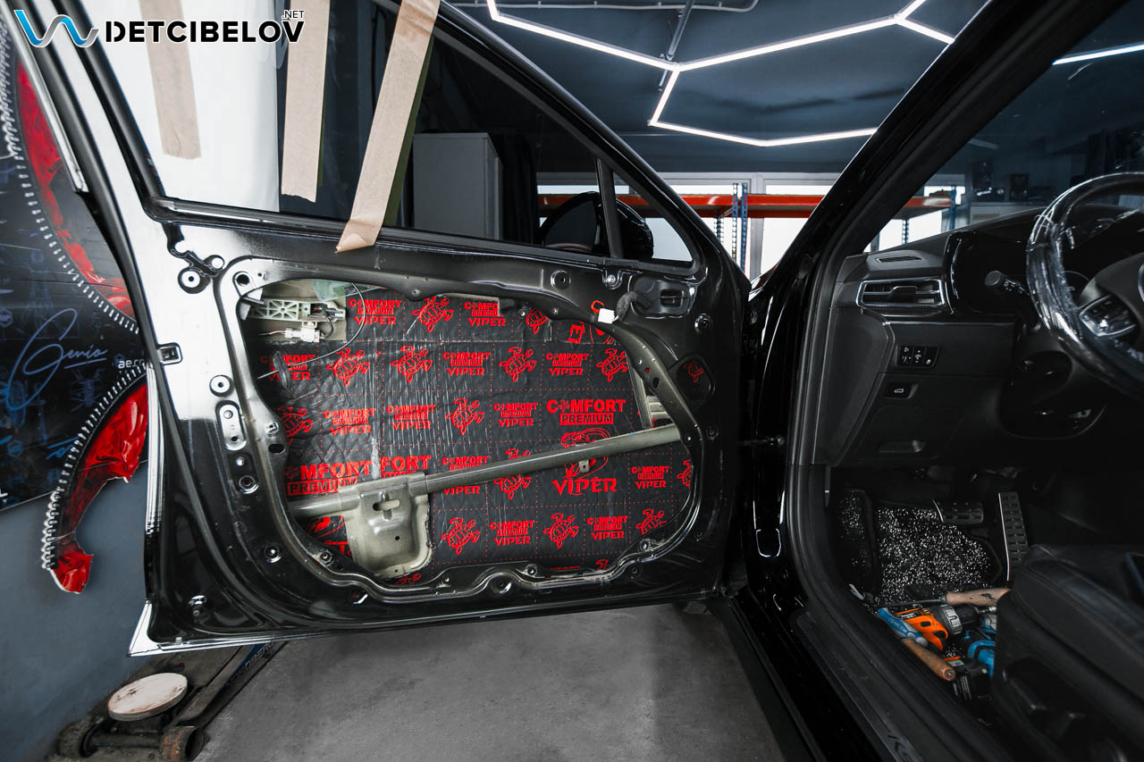 Нанесение Comfort mat Viper 3 мм на металл двери Kia K5 первый слой вибродемпфера