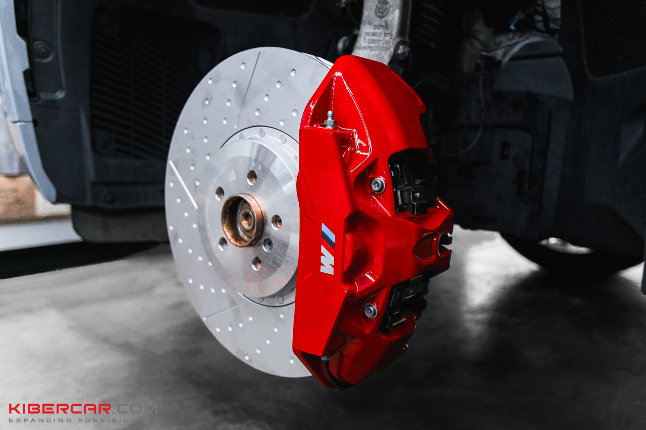 6-поршневой суппорт Brembo M-Performance с диском 420х40 мм установленный на BMW X5