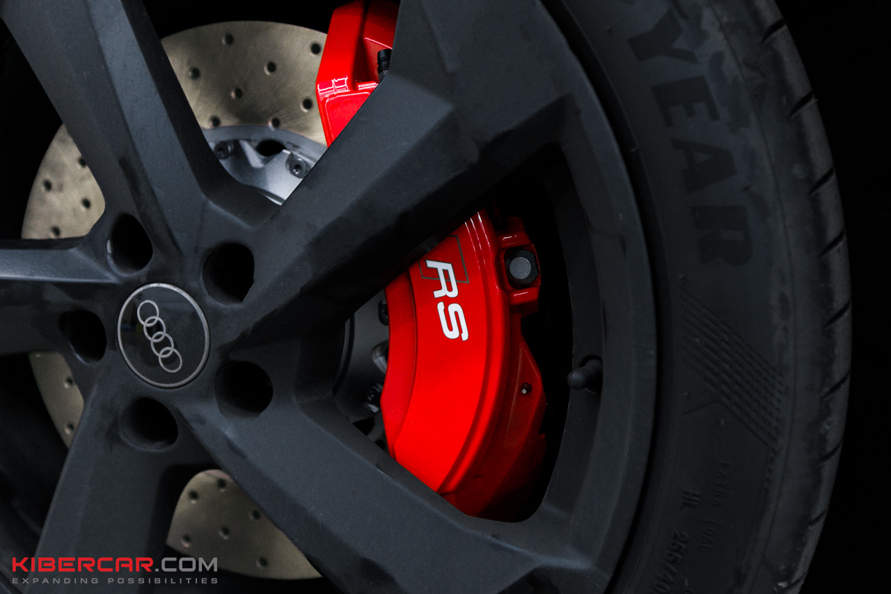 Красный суппорт Brembo RS за спицами колесного диска Audi A7