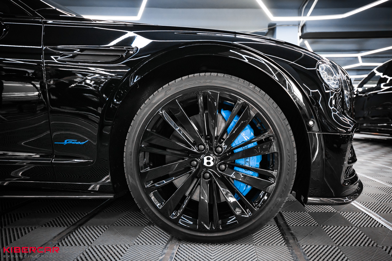 Переднее черное колесо Bentley Flying Spur с голубым суппортом и шильдиком Speed