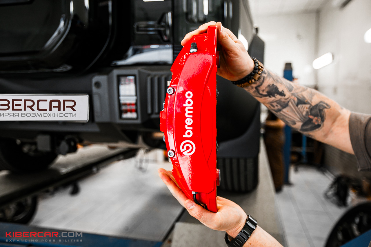 Оригинальные 6-поршневые суппорты итальянского бренда Brembo для кроссовера