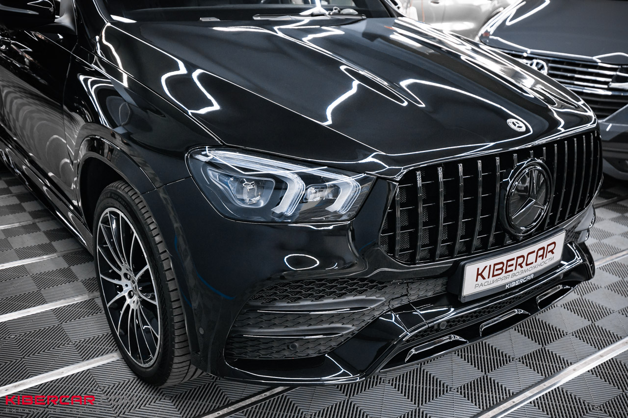 Mercedes-Benz GLE с черной решеткой AMG, черным кузовом и дисками с алмазной проточкой