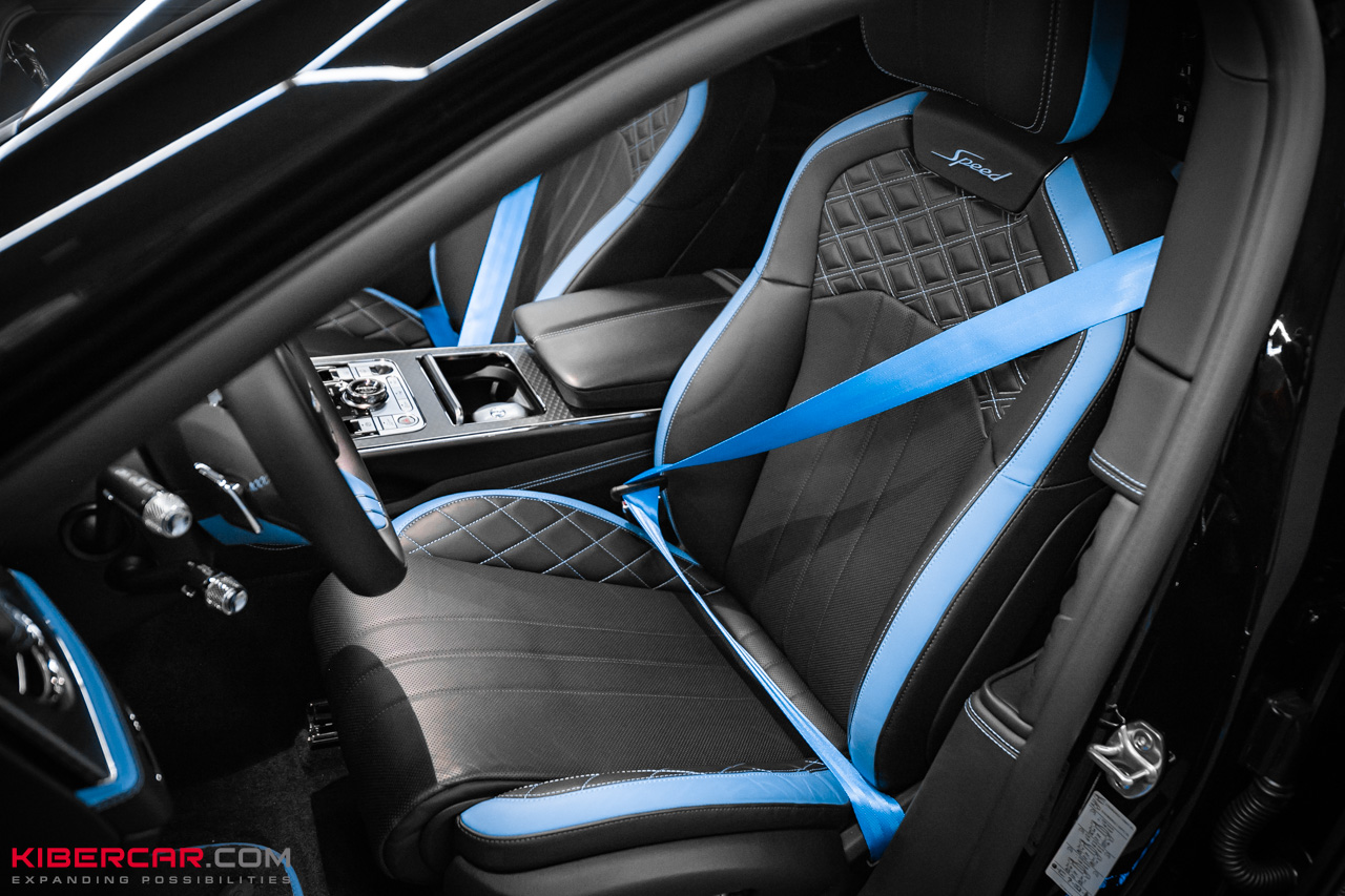 Переднее сиденье Bentley Flying Spur Speed с голубым ремнём безопасности и голубыми кантами