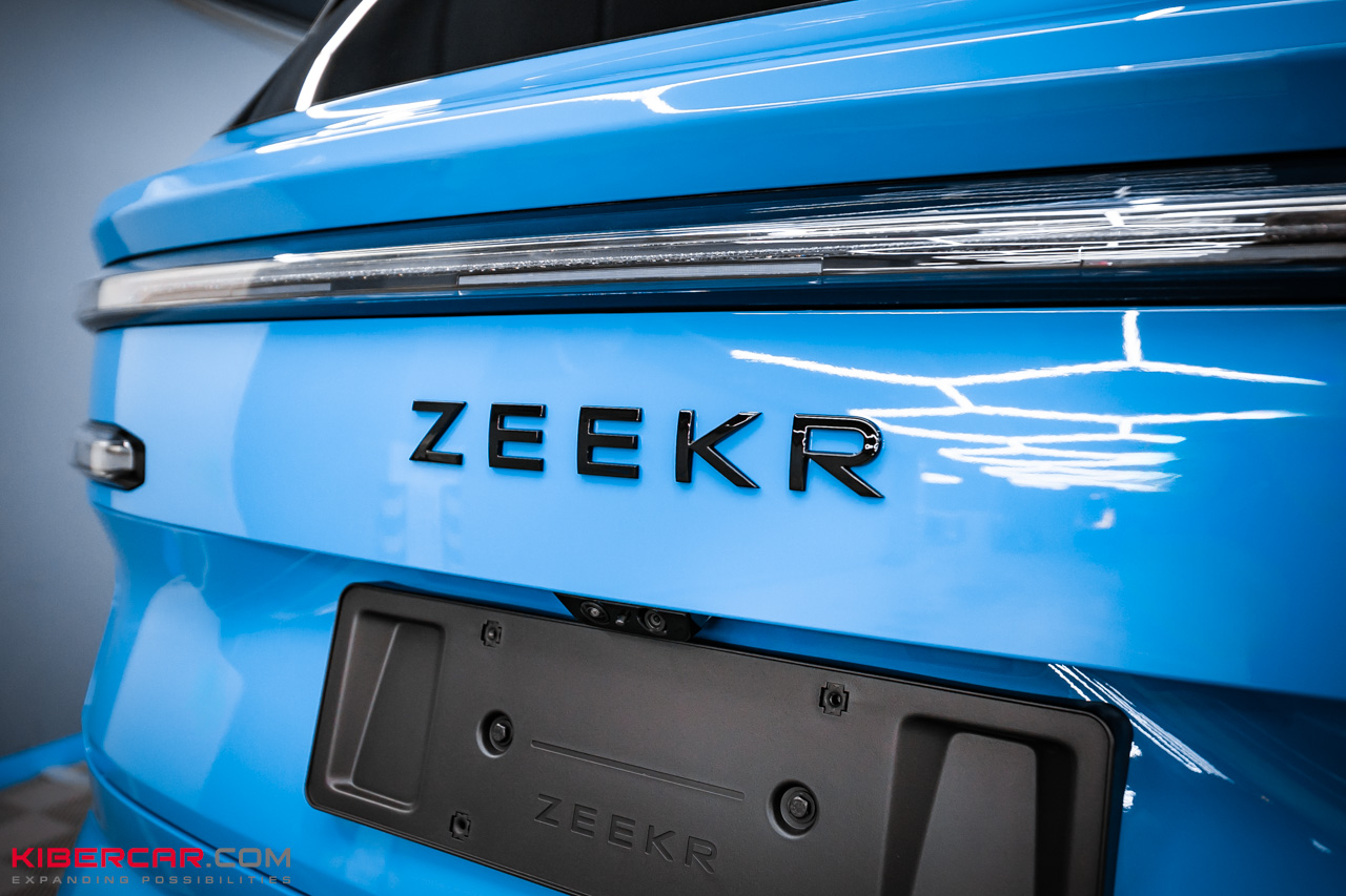 Крупный план надписи ZEEKR на багажнике Zeekr 8X после оклейки глянцевой пленкой