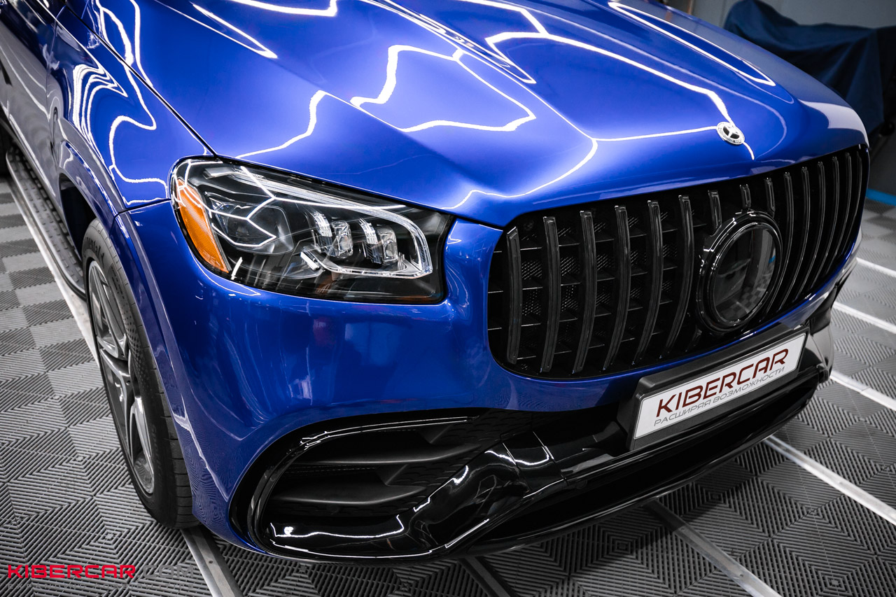 Передняя часть Mercedes-Benz GLS после обновления антихрома: черная решетка радиатора и бампер