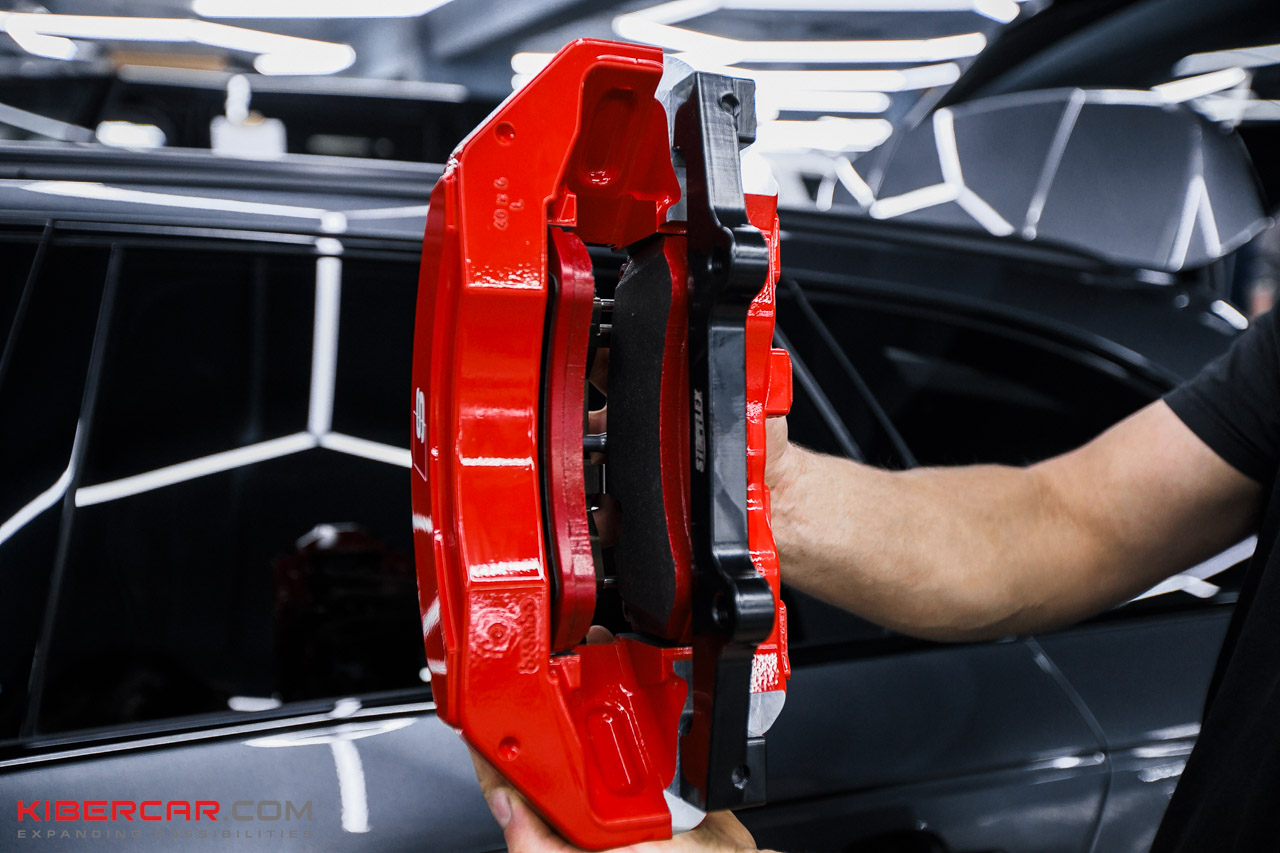 Красный суппорт Brembo с керамическими колодками