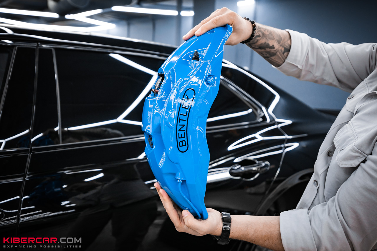 Голубой суппорт Bentley с черным логотипом после покраски
