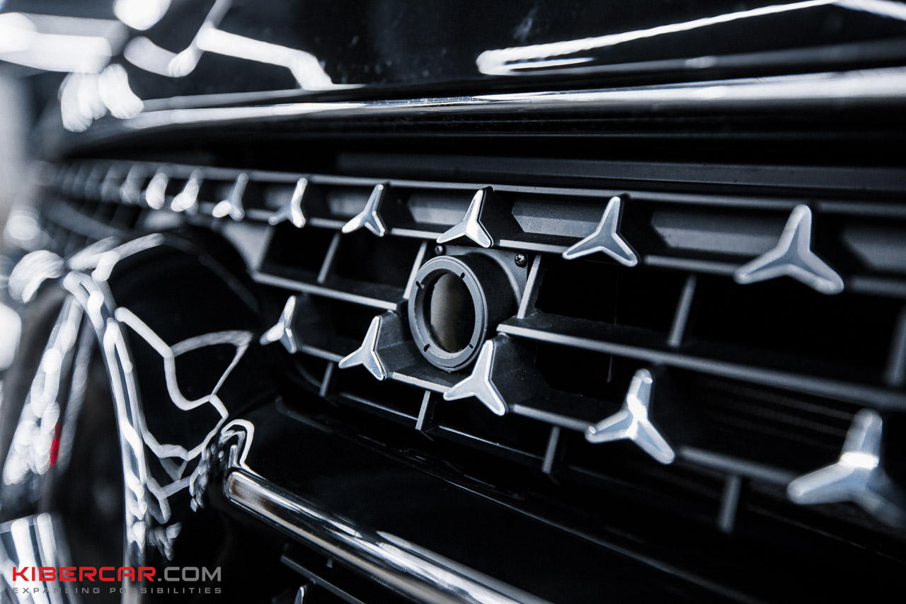 Крупный план тепловизионной камеры ночного видения в решетке Mercedes-Benz V-Класса