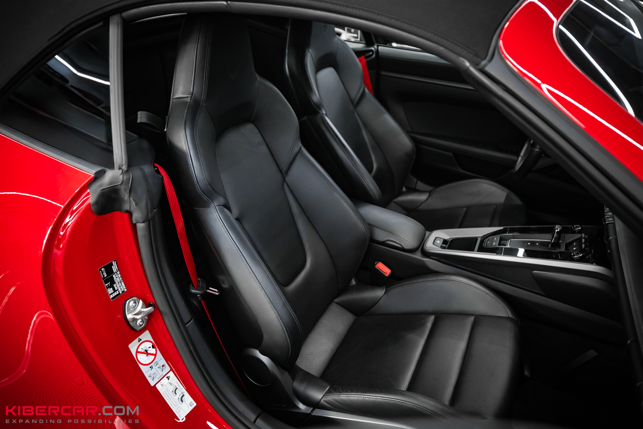 Спортивный Porsche 911 с черным салоном и красными ремнями безопасности эффектный интерьер
