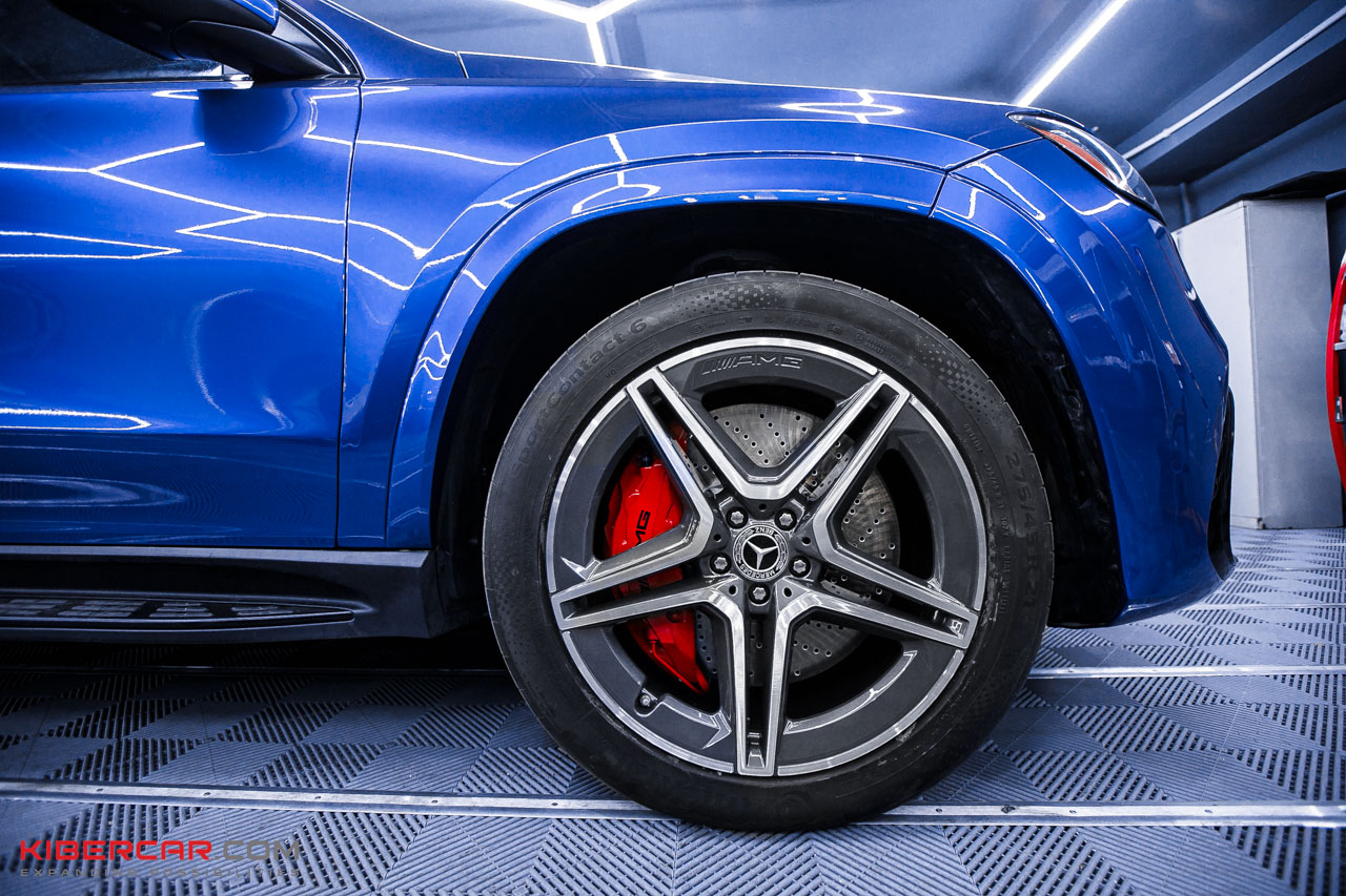 Переднее колесо Mercedes-Benz GLS с новым тормозным диском и красным суппортом Akebono в КИБЕРКАР