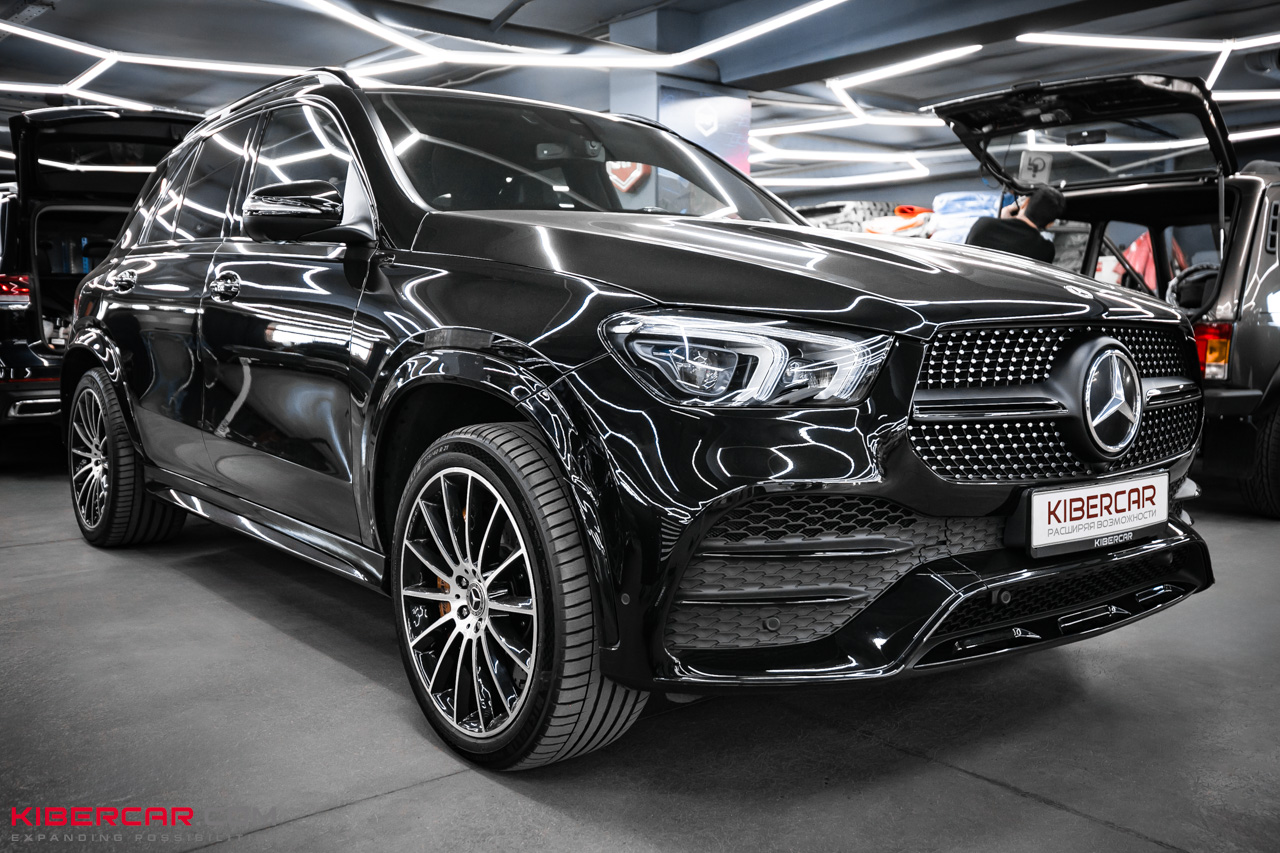 Эмблема Mercedes-Benz на штатной решетке с ромбовидными ячейками