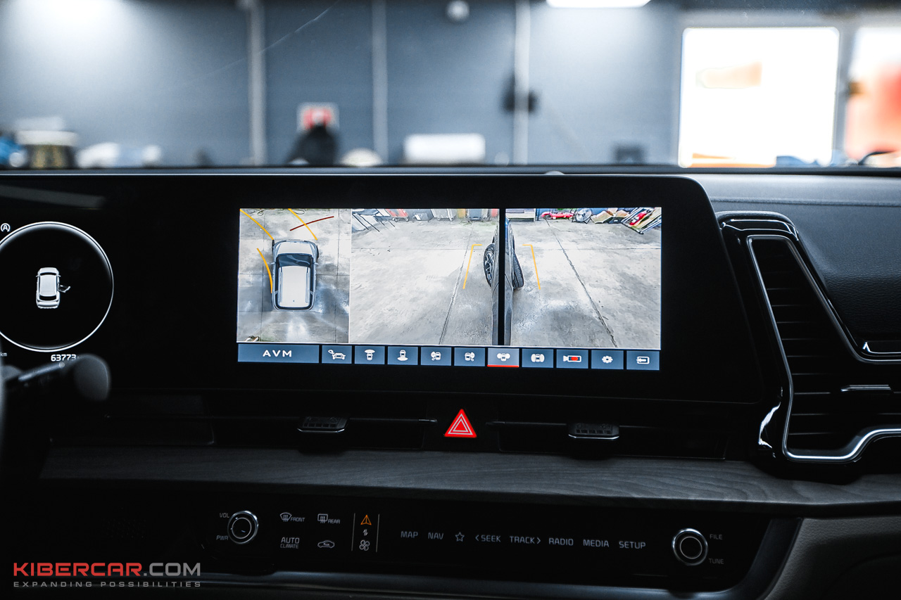 Экран Kia Sportage показывает виртуальный 3D-обзор вокруг автомобиля система 360 Ultra