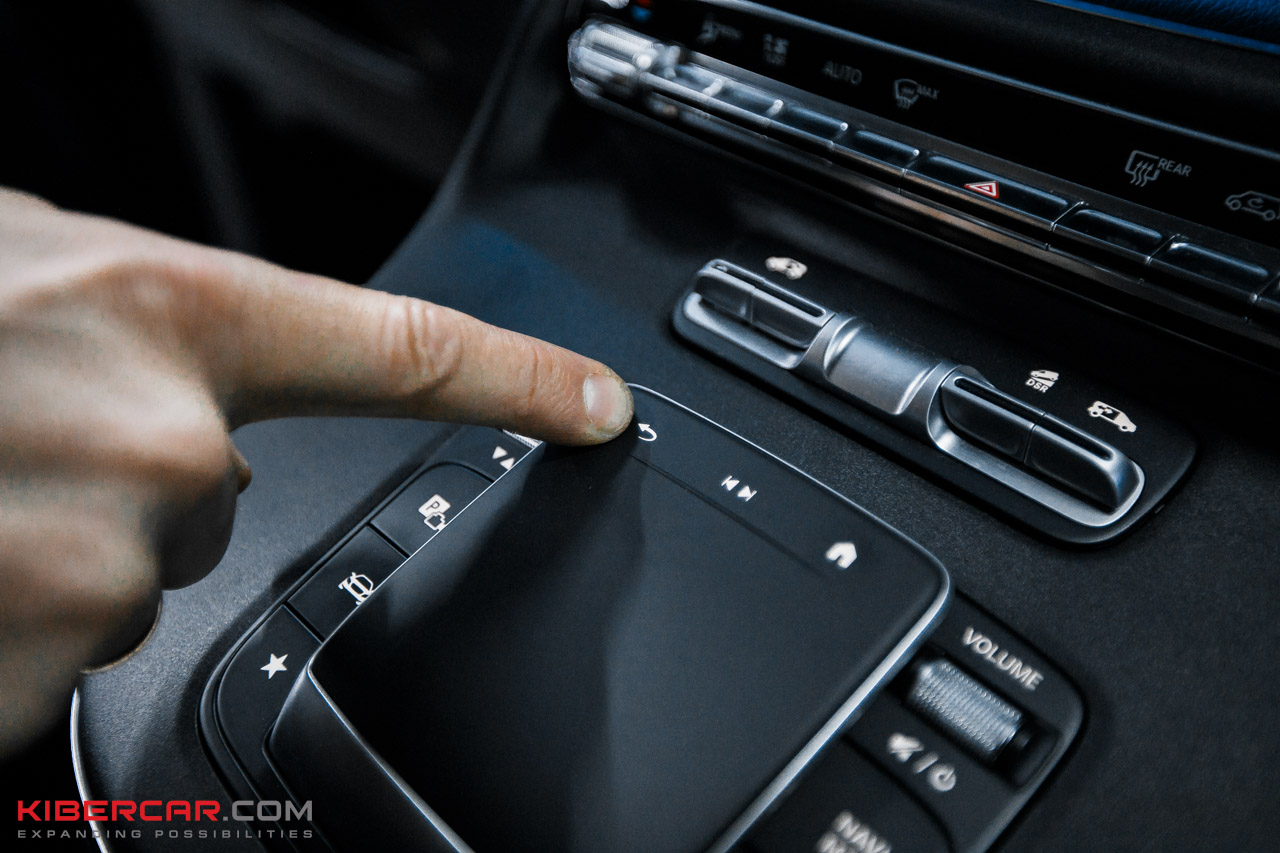 Кнопка на центральной консоли Mercedes V-Класса для включения тепловизора ночного видения