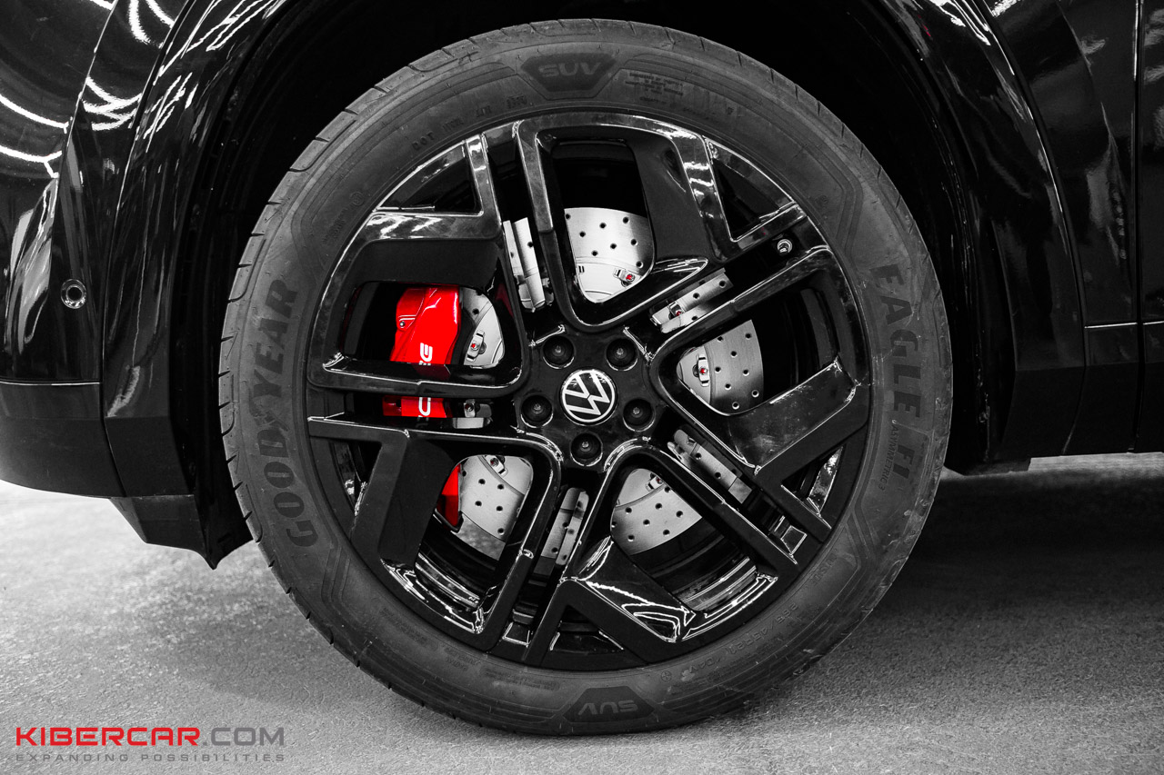 Переднее колесо Volkswagen Teramont Pro с новым тормозным диском и красным суппортом Dicase