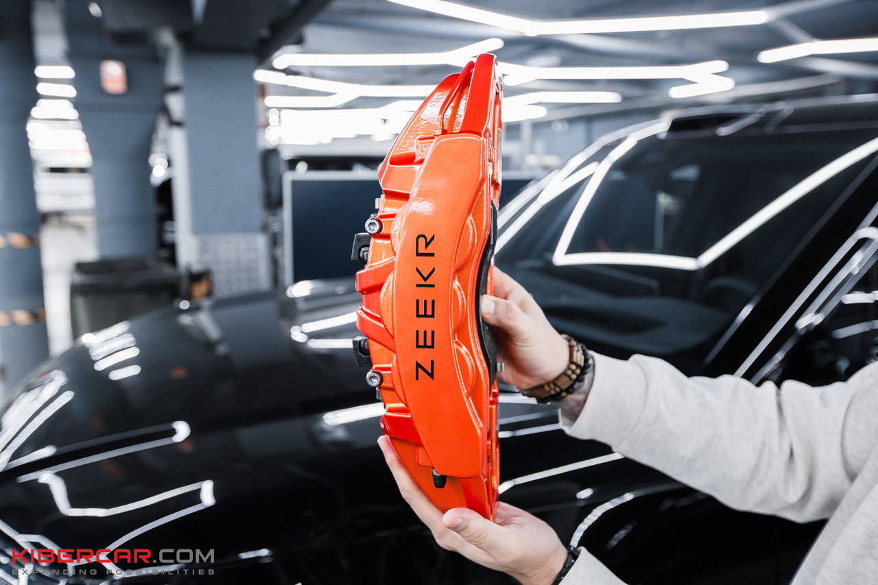 Оранжевый 6-поршневой суппорт Brembo с надписью ZEEKR
