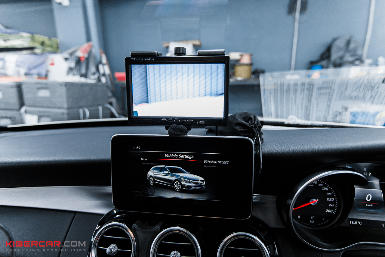 Громоздкий сторонний монитор камеры обгона в салоне Mercedes C-Класса до переделки