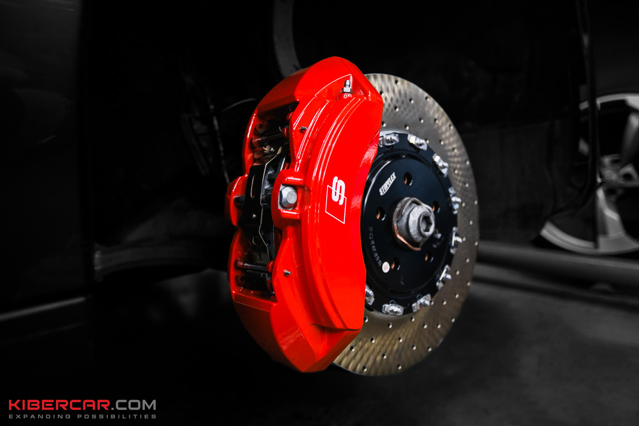 Ярко-красный суппорт Brembo и перфорированный диск StopFlex на передней оси Audi S4 после установки
