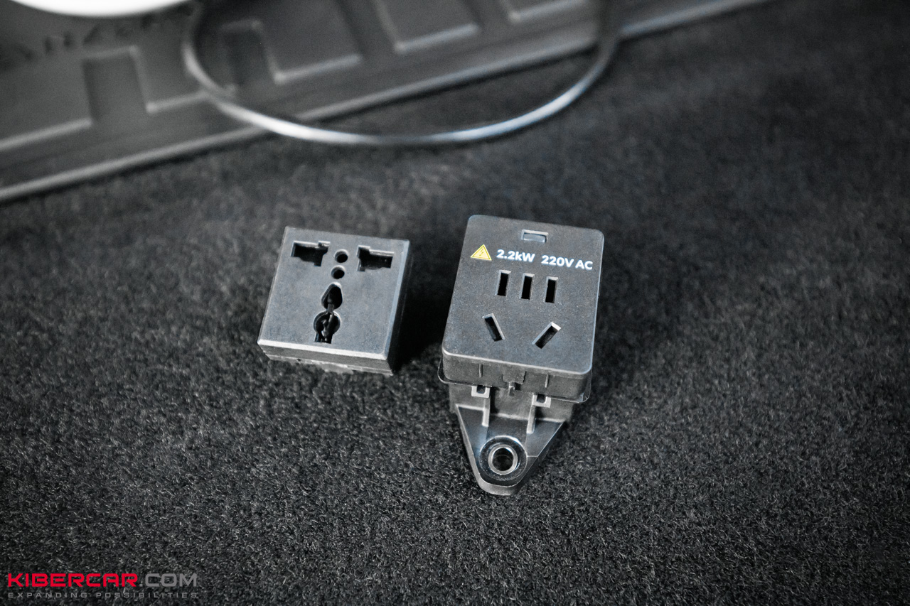 Lynk & Co 900 розетка