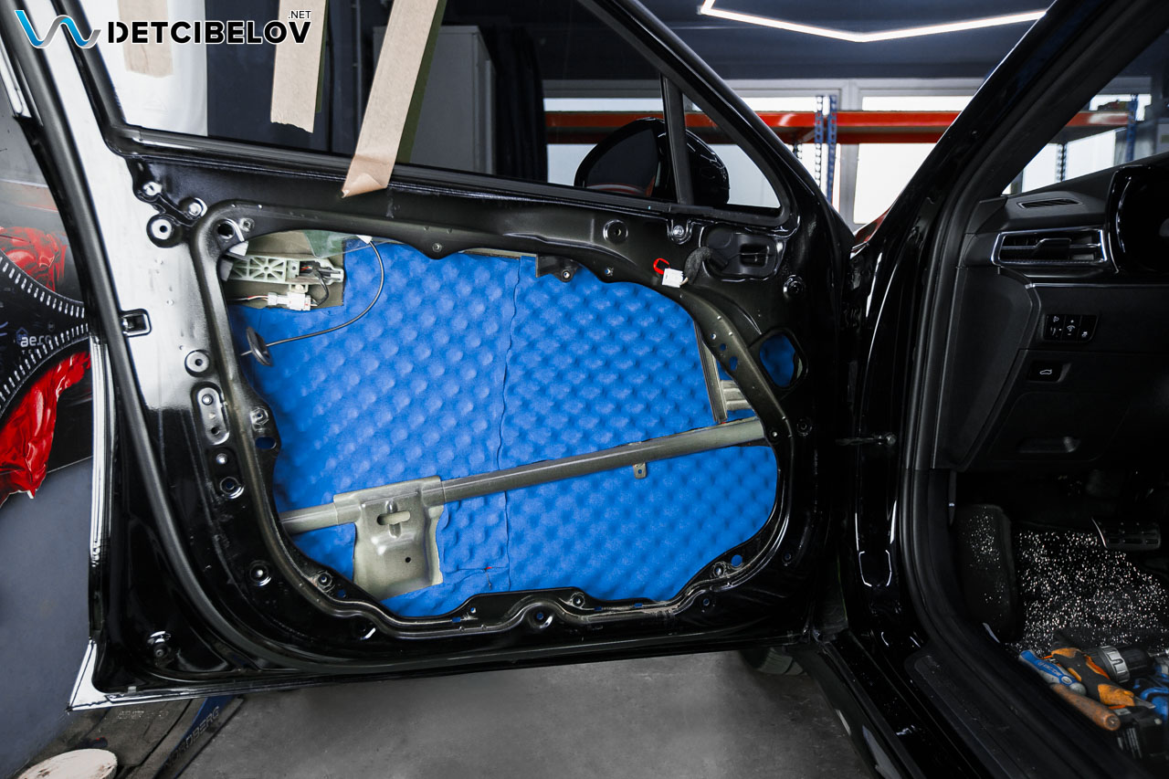 Установка Comfort mat Tsunami 18 мм в полость двери Kia K5 второй слой звукоизоляции