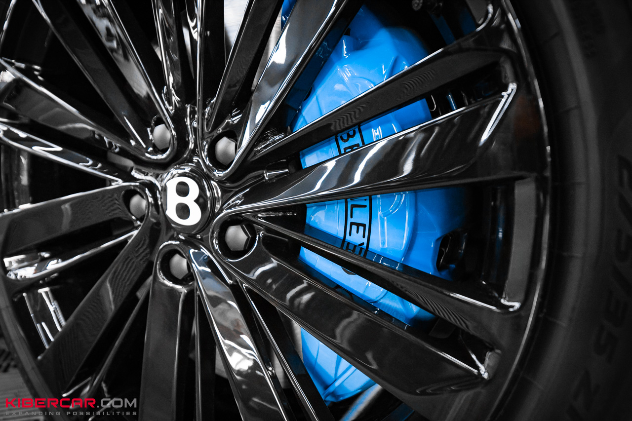 Колесный диск Bentley, сквозь спицы виден голубой суппорт