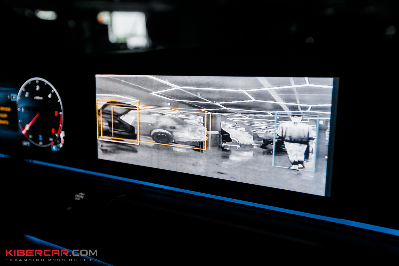 Тепловизор на экране Mercedes V-Класса распознает объекты