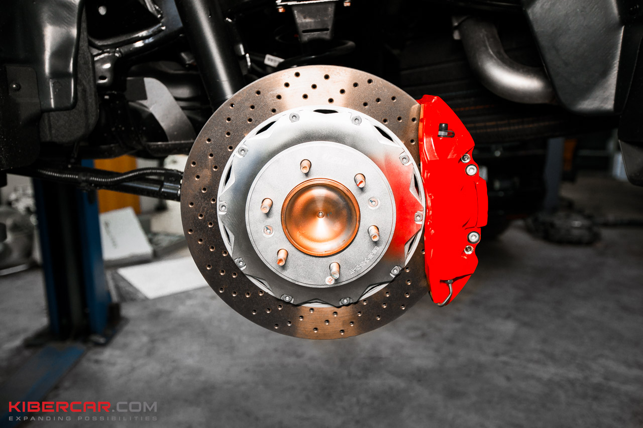 Перфорированный диск TT Sport и красный суппорт на ступице Tank 500