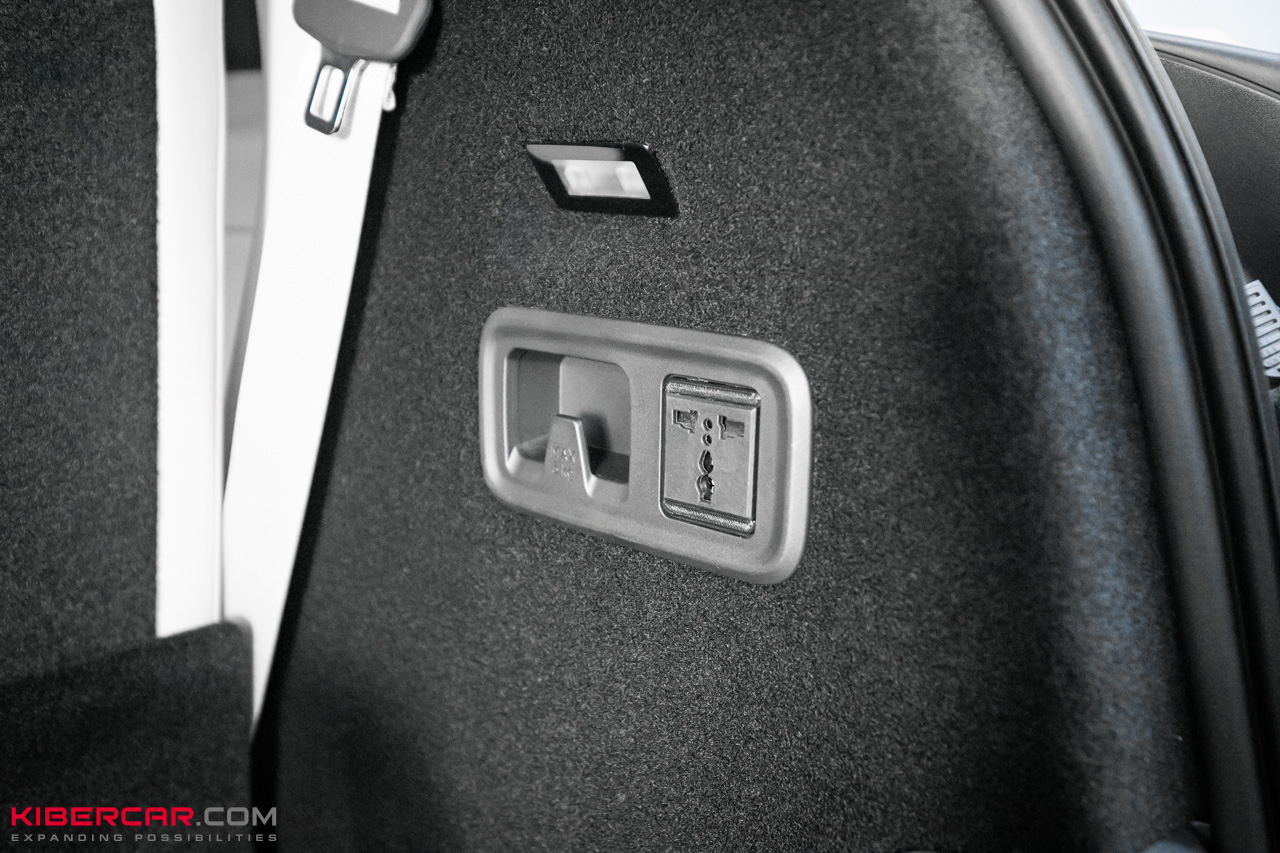 Замена розетки на 220В в Lynk & Co 900