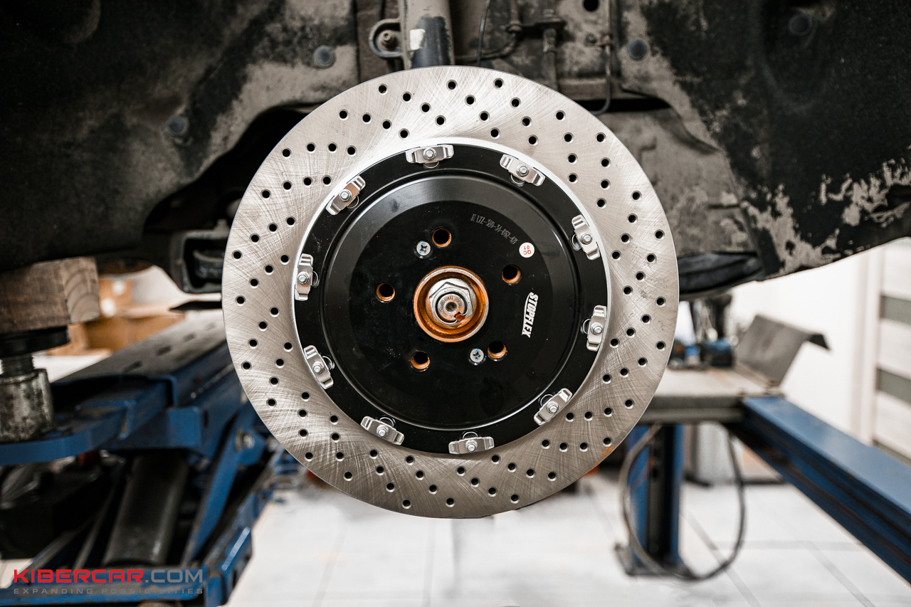 Красные суппорты Brembo для замены тормозов на Jetour T2
