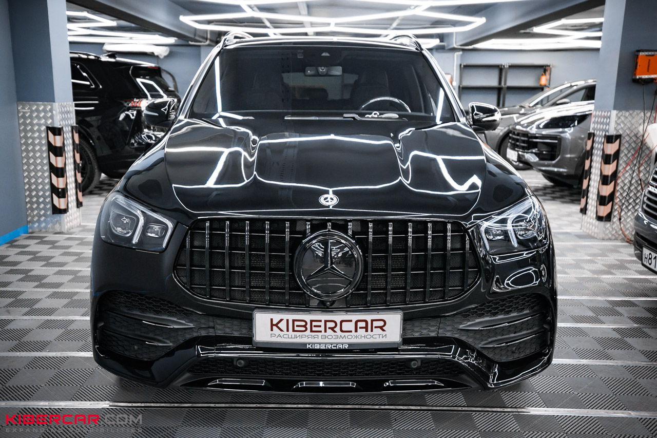 Mercedes-Benz GLE с черной решеткой AMG и черной звездой, вид спереди