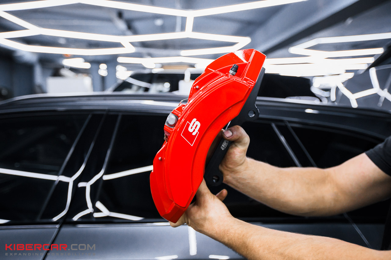 Ярко-красный суппорт Brembo с логотипом S перед установкой на Audi S4