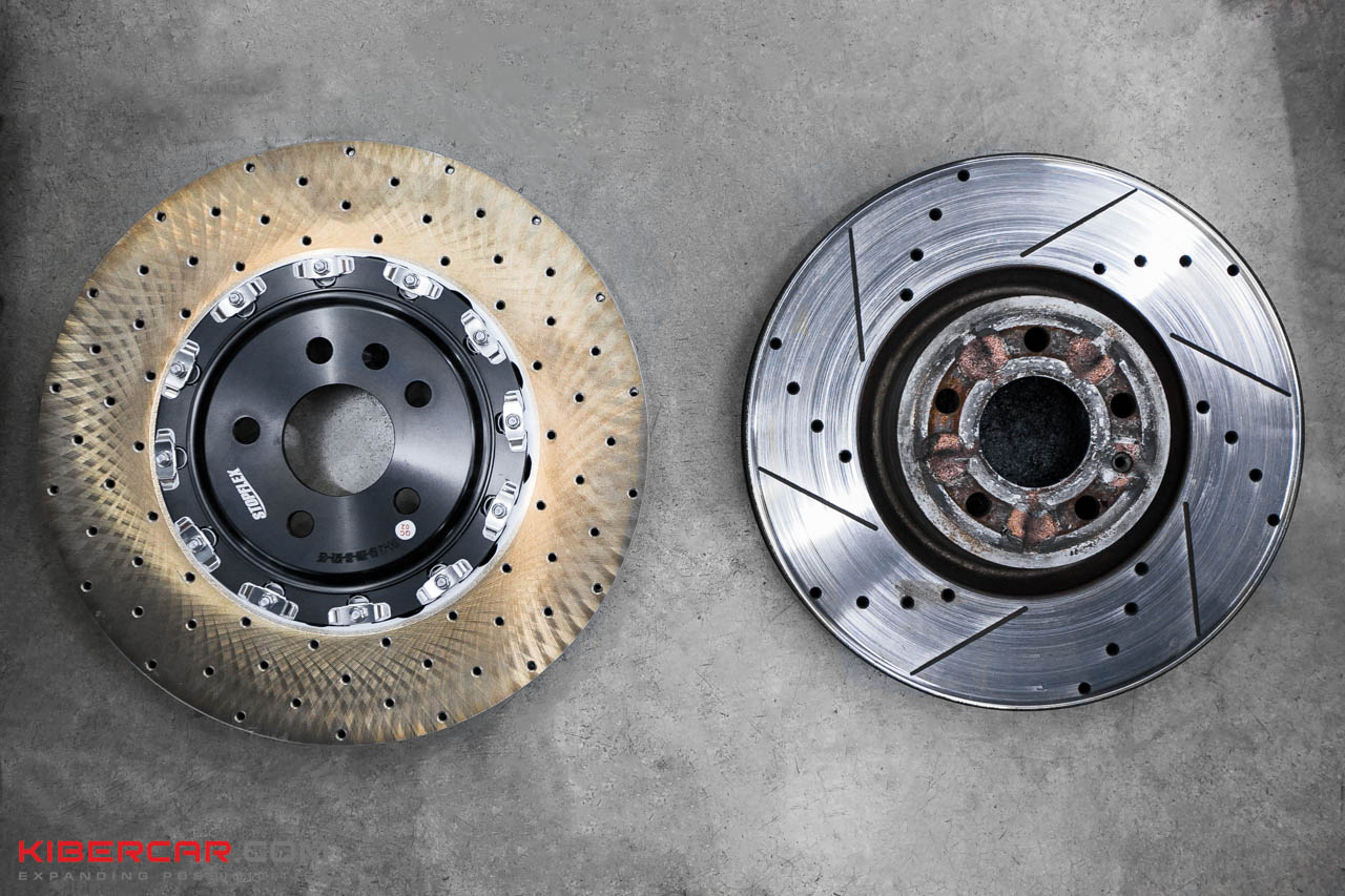 Сравнение нового двухсоставного диска StopFlex и штатного диска Audi S4 слева и справа