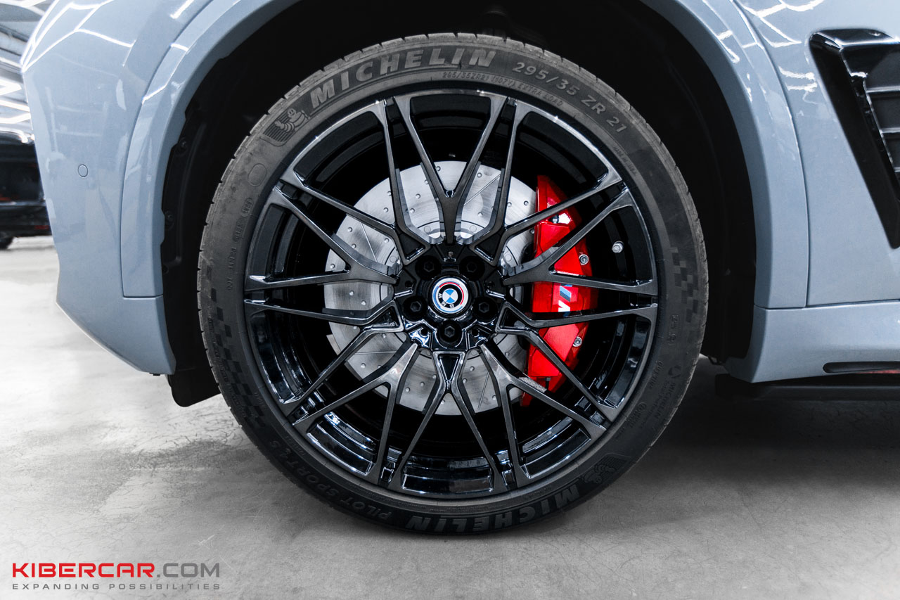 Переднее колесо BMW X5 с тормозной системой Brembo M-Performance и красным суппортом