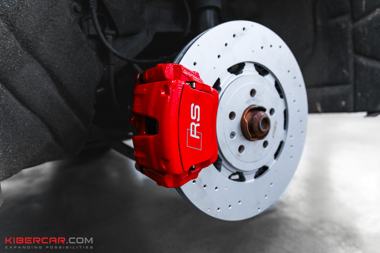 Задний тормозной диск Stopflex и красный суппорт RS на Audi A7 крупным планом